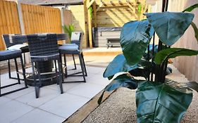 Xxhot Tubxx 4Bed Semi, Sleeps 8, 2 Bathrooms